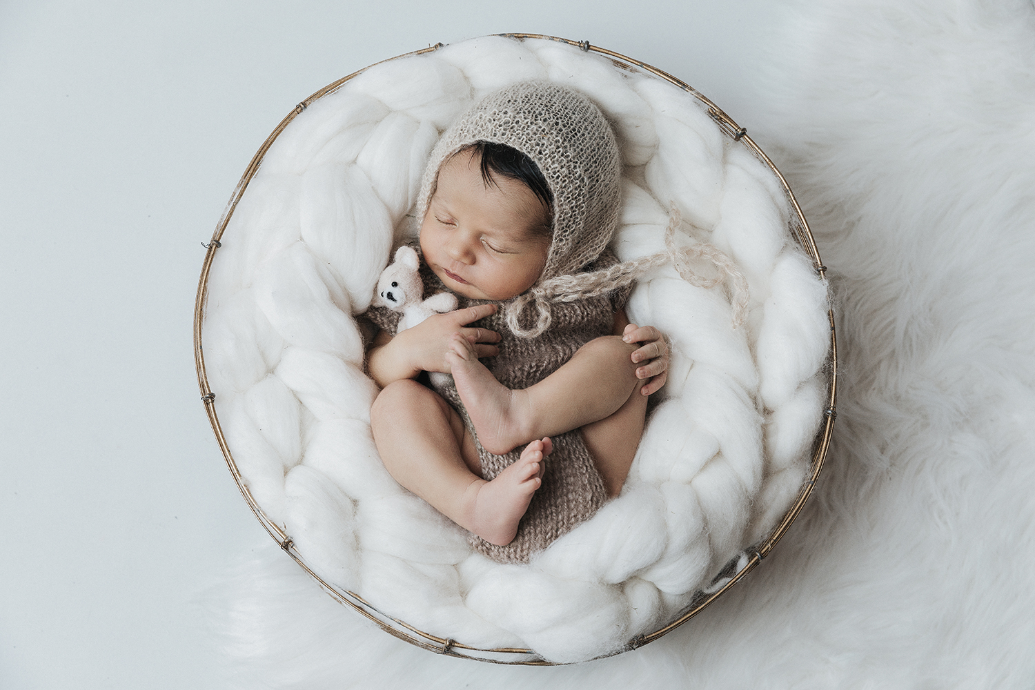 photographie de nouveau-né dans la laine