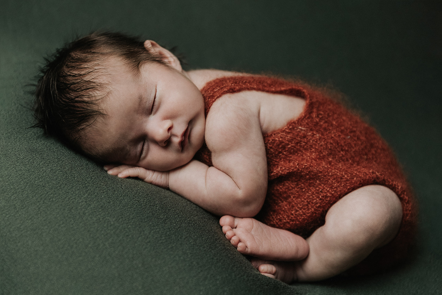 photographie de nouveau-né sur fond vert